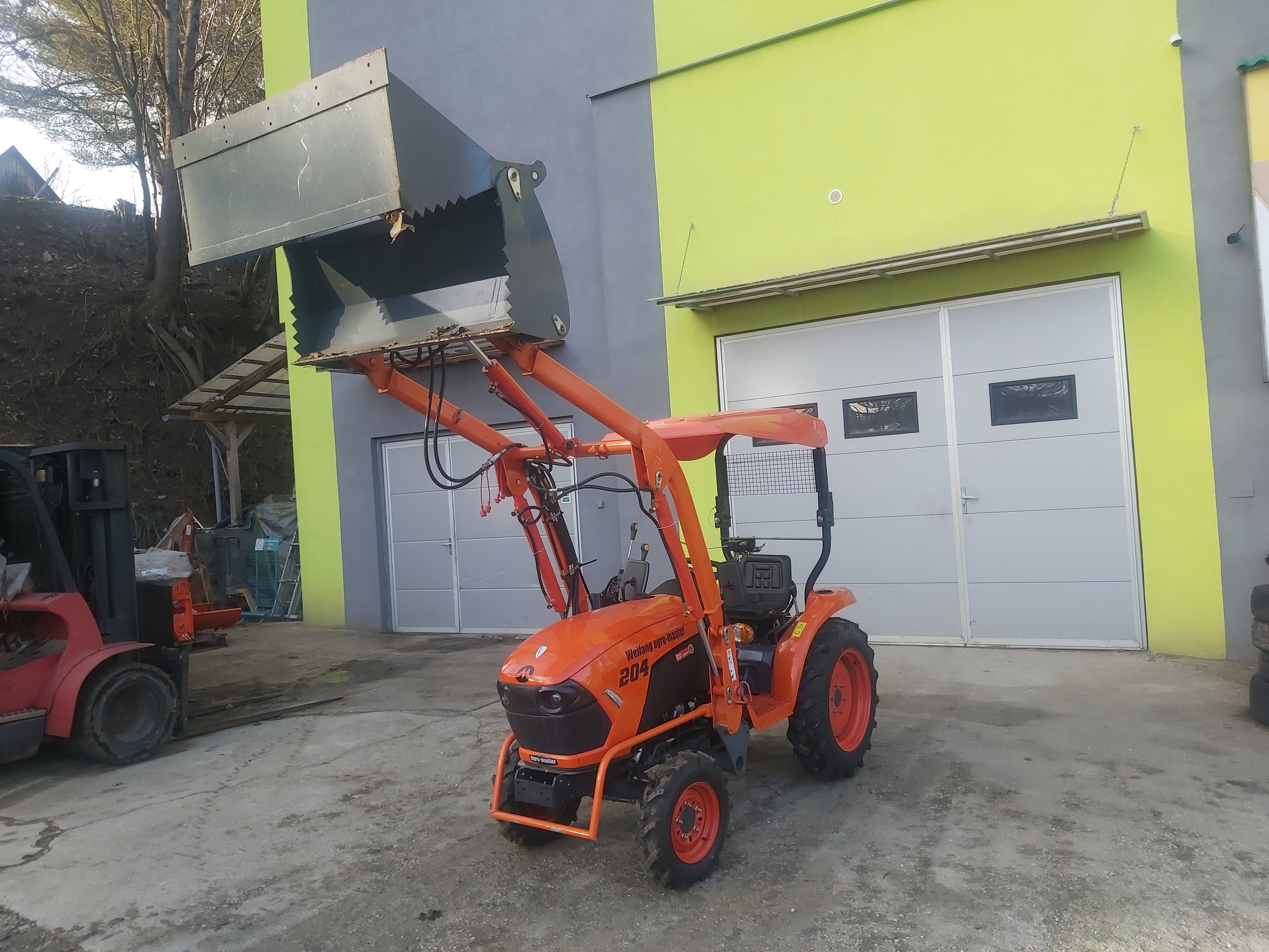 malotraktor 254 3valec 25HP, 4X4 s čelným nakladačom