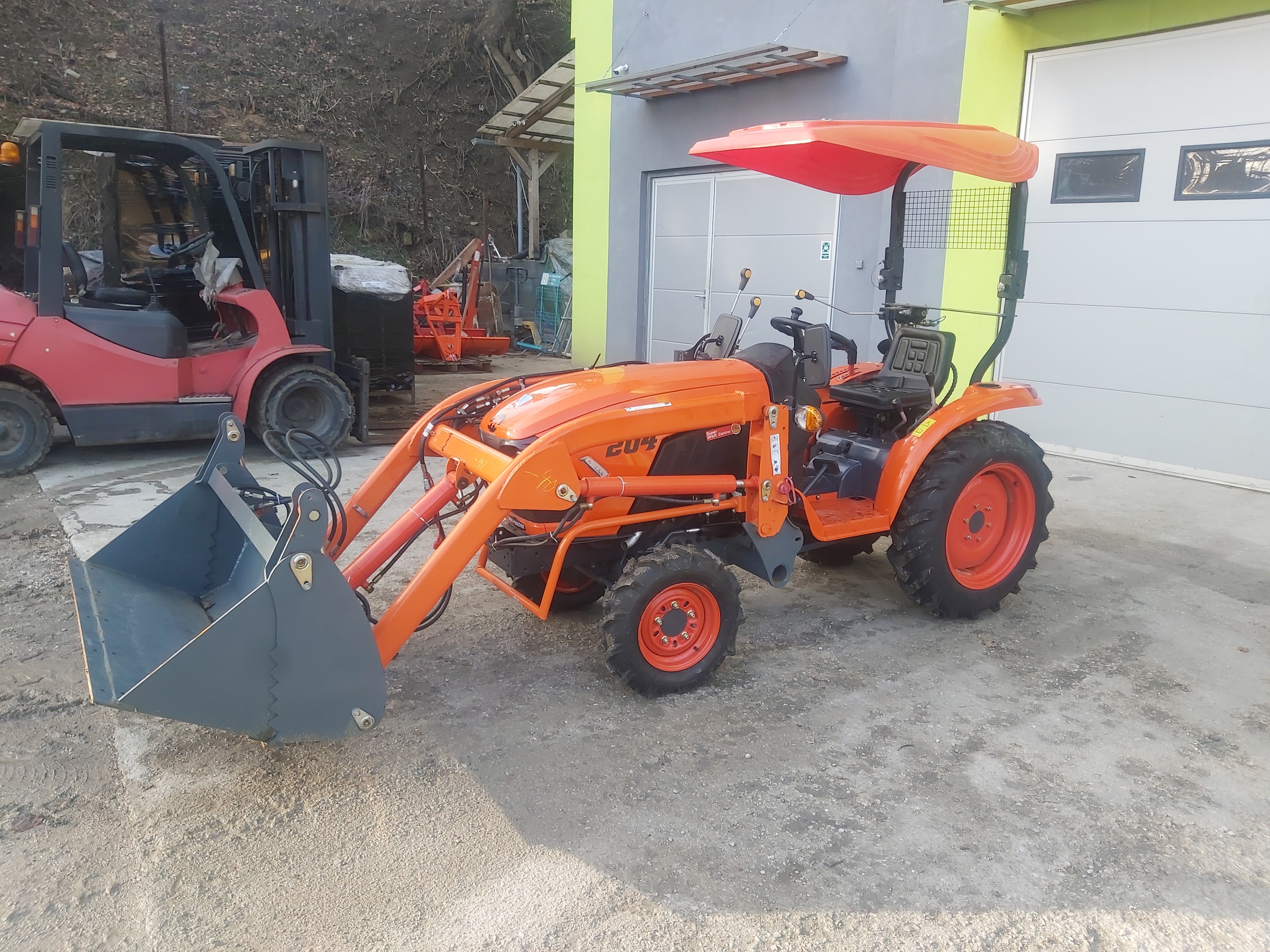 malotraktor 254 3valec 25HP, 4X4 s čelným nakladačom