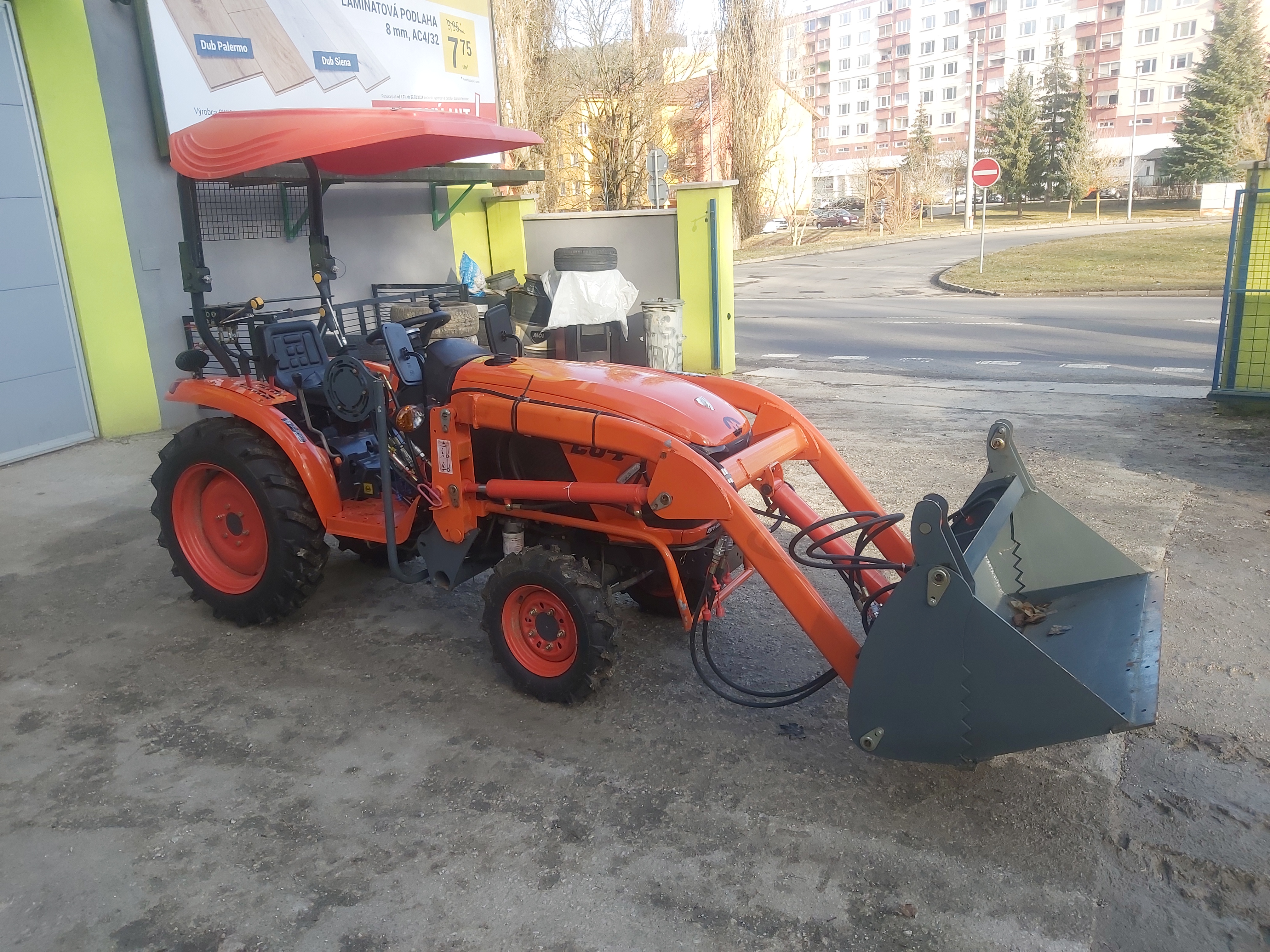malotraktor 254 3valec 25HP, 4X4 s čelným nakladačom