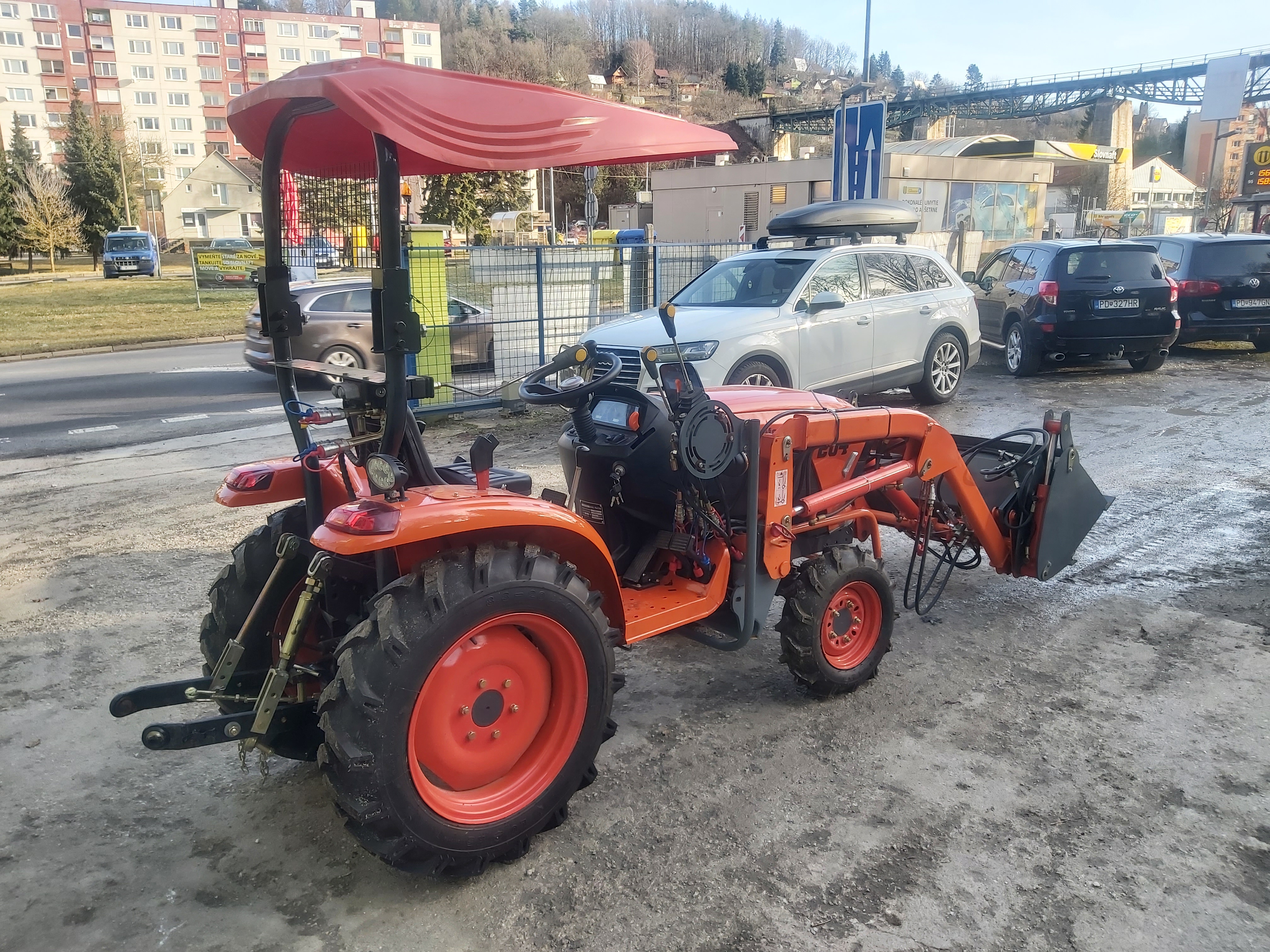 malotraktor 254 3valec 25HP, 4X4 s čelným nakladačom