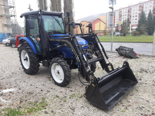 Traktor 704 kabína a čelny nakladač